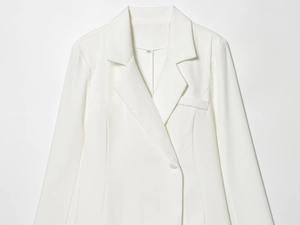 Close-up of elegant white suit jacket lapel with single-breasted detail in size S