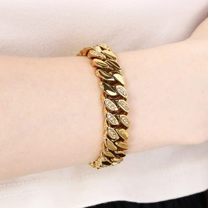Bracelet gourmette plaqué or 18 carats avec strass étincelants porté au poignet