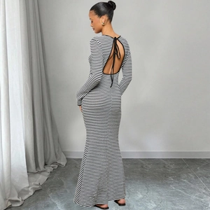 Détail du dos nu avec laçage sur une robe longue à rayures noires et blanches
