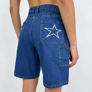 Dettaglio pantaloncini in denim blu scuro con ricamo a stella e tasca cargo laterale