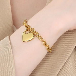 Fashionable gold heart pendant cable chain bracelet for women in minimalist style