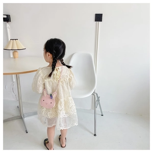 Rosafarbene Kinder-Umhängetasche in Hasenform kombiniert mit weißem Spitzenkleid