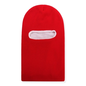 Détail de la cagoule tricotée rouge avec doublure en peluche blanche pour l'hiver