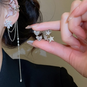 Gros plan sur l'élégant protège-oreille double cœur avec longue pampille et zircons