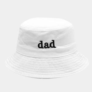 Vue détaillée de la broderie noire dad sur un bob en coton délavé blanc avec surpiqûres