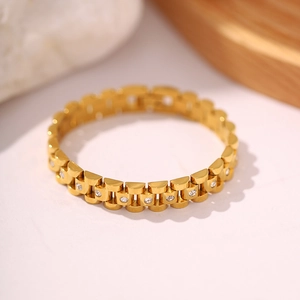Nahaufnahme eines goldenen Edelstahl-Armbands im Uhrenstil mit weißen Zirkonia-Steinen