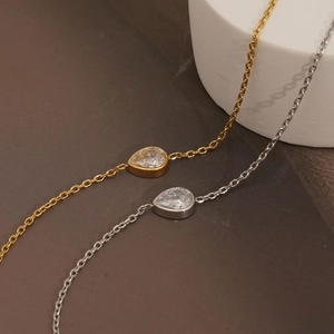 Minimalistische Halsketten aus Edelstahl mit tropfenförmigen Zirkonia in Gold und Silber