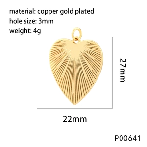 Detailed specs of heart pendant in gold-plated copper with ray texture and dimensions