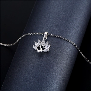Collier pendentif cygne élégant avec zircone étincelante sur une chaîne en acier titane