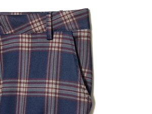 Vista detallada de pantalones de cuadros azul oscuro con bolsillos y trabillas