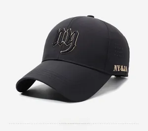 Detail der schwarzen Baseballkappe mit goldenem NY-Stick und atmungsaktiver Perforation