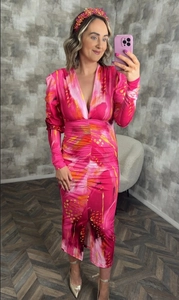 Détail d'une robe longue à col en V avec imprimés abstraits et effet drapé