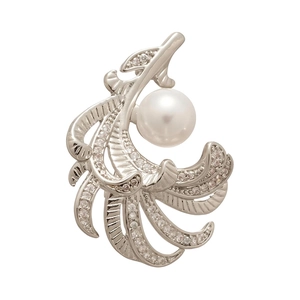 Elegante spilla a piuma argentata con una grande perla bianca e micro-pavé di zirconi