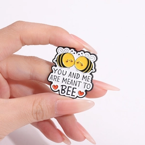 Spilla in smalto con api carine e testo YOU AND ME ARE MEANT TO BEE e cuori rossi
