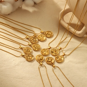 Ensemble de colliers zodiaque en acier inoxydable plaqué or 18K sur fond de toile beige