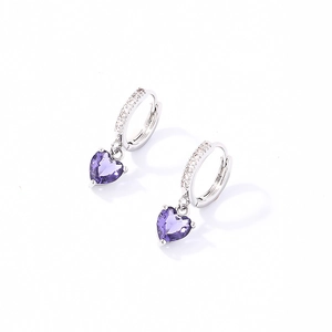 Vue détaillée des boucles d'oreilles cœur en pierre violette et argent serti de zircon