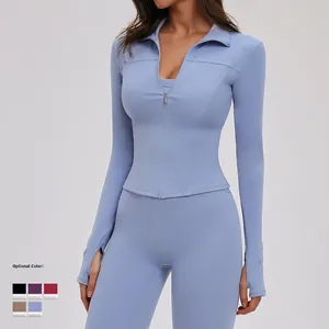 Schmal geschnittene hellblaue Yoga-Jacke mit Stehkragen, Reißverschluss und Daumenlöchern