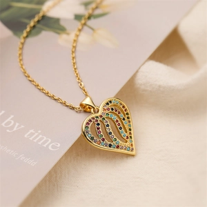 Détail du pendentif cœur en or 18 carats avec zircons colorés sur un fond élégant