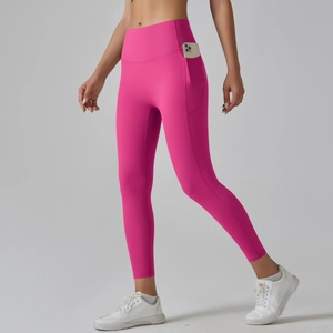 Detail van hoge taille yoga broek met functionele zijzak voor een smartphone erin