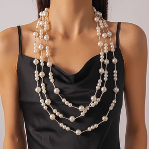 Collier de perles multicouche vintage avec détails argentés sur modèle en robe noire