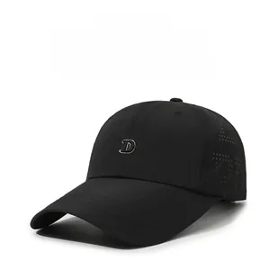 Dettaglio cappello nero con ricamo lettera D e pannelli in rete traspirante laterali