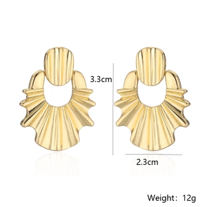 Detailed size parameters of gold irregular fan earrings showing height width and weight