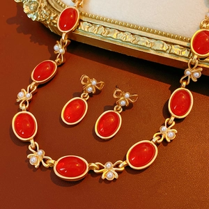 Detailansicht des Vintage-Schmucksets mit roten Kunstharzsteinen und Perlen in Gold