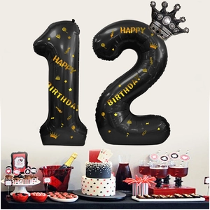 Détail de ballons noirs chiffre 12 avec imprimé Happy Birthday doré et couronne argent