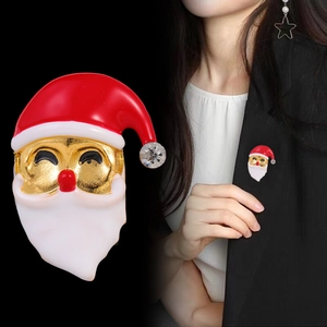 Broche Père Noël en émail rouge et zircon sur une veste de costume noire