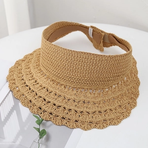 Détail d'une visière en paille kaki avec bord ondulé et fermeture velcro ajustable