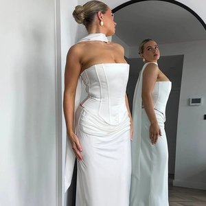 Elegante completo in raso bianco con corsetto e gonna a ruches riflesso nello specchio