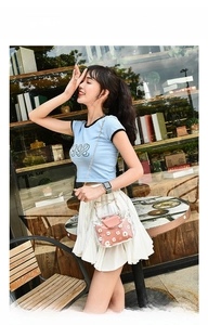 Detailed view of Daisy pattern transparent jelly bag with golden cat ear handle and chain strap
