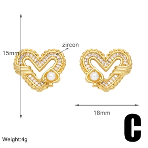 Detailed view of heart-shaped gold earrings with zircon and pearl, dimensions 15x18mm
