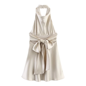 Robe dos nu élégante en satin champagne avec grand nœud décoratif sur un tissu brillant