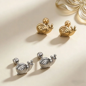 Macro di orecchini a forma di lumaca in finitura oro e argento con chiusura a vite