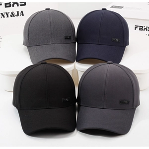 Vista de detalle de cuatro gorras de béisbol en negro, marino y gris con parche de cuero