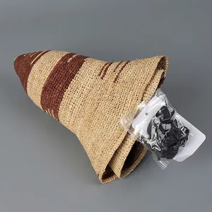 Cappello da sole in rafia a righe marroni con design pieghevole e cordino antivento nero