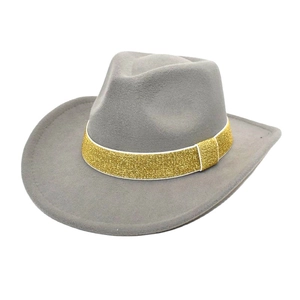Détail d'un chapeau de cow-boy en feutre de laine gris clair avec ruban à paillettes d'or