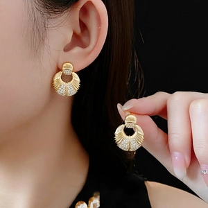 Boucles d'oreilles pendantes dorées en forme d'éventail avec oxydes de zirconium