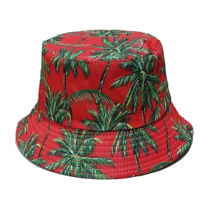 Dettaglio cappello alla pescatora rosso con palme verdi e cuciture rinforzate
