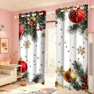 Détail du rideau de Noël avec ornements rouges et dorés sur tissu blanc et anneaux en métal