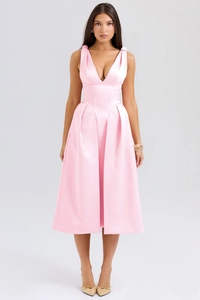 Détail d'une élégante robe midi en satin rose avec col en V et texture soyeuse
