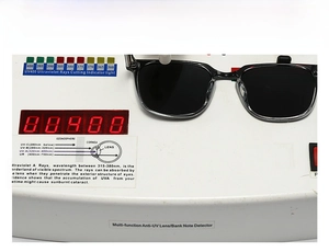 Vue détaillée de lunettes de soleil polarisées noires montrant la protection UV400 sur test