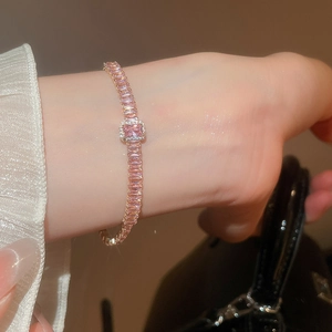 Dettaglio macro dell'elegante bracciale in zircone rosa con pietre rettangolari al polso