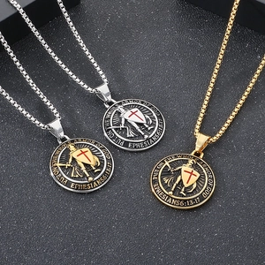 Detailansicht der mittelalterlichen Ritterschild-Anhänger in Gold und Silber auf schwarzem Grund