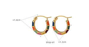 Détails des créoles colorées en émail avec dimensions de 1,4 cm de haut et 1,3 cm de large