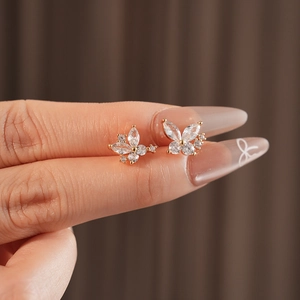 Gros plan de boucles d'oreilles papillon plaquées or avec zircons étincelants