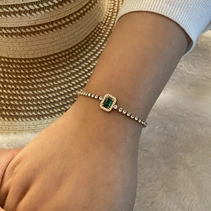 Élégant bracelet doré avec pierre vert émeraude et chaîne tennis en zircons blancs