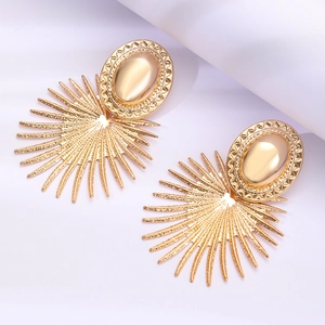 Pendientes dorados con diseño de girasol y abanico con tachuelas ovaladas y texturizadas