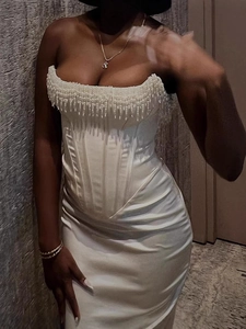 Elegante abito da sera bianco senza spalline in raso con frange di perle e corsetto